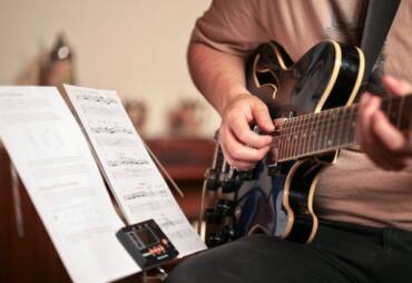 5 Điều cần biết trước khi học guitar cho các bạn trẻ